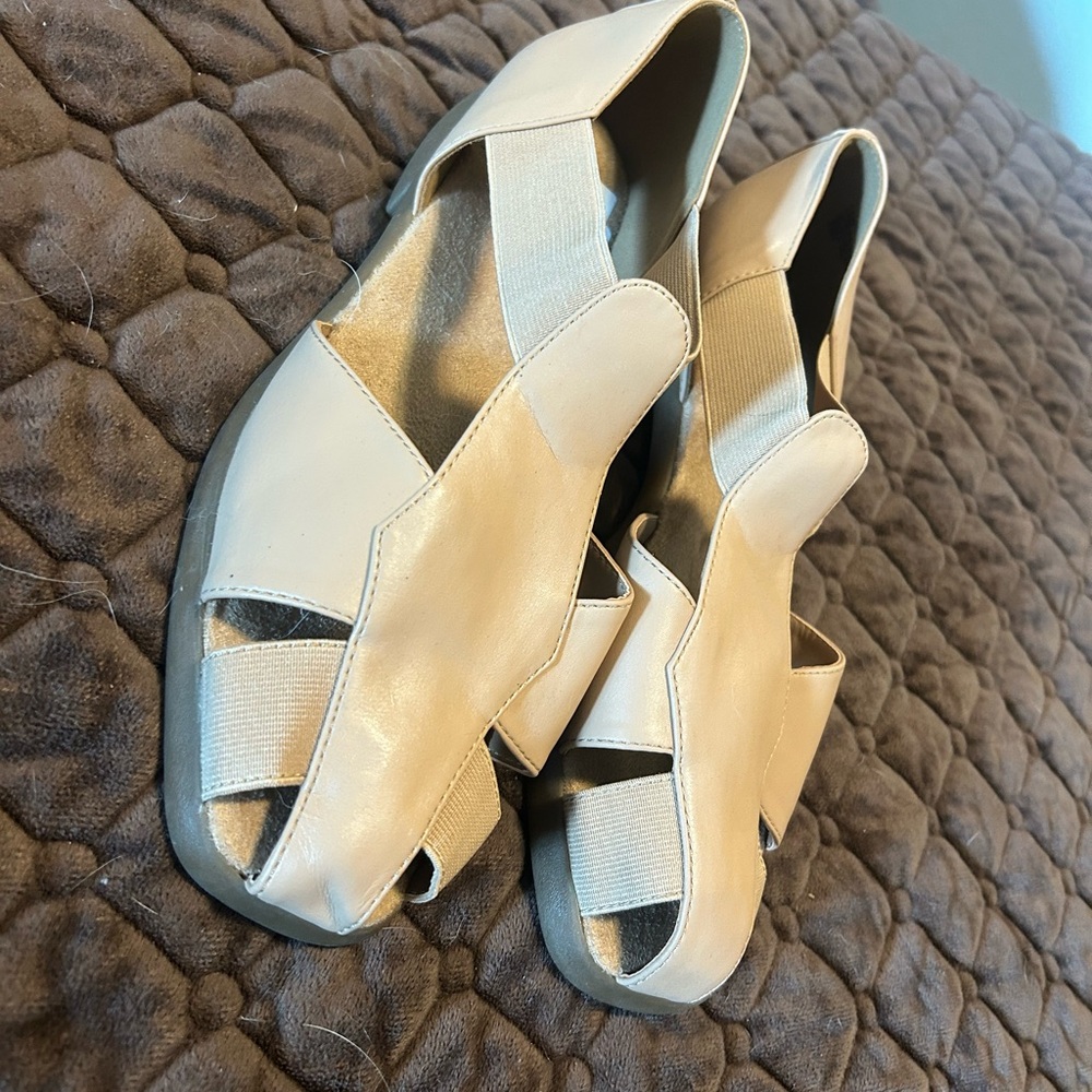 AEROSOLES Women's Cream Cutout Flats